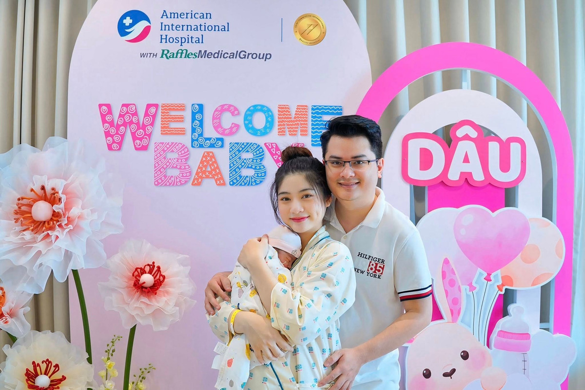 Với làn da trắng không tì vết và thần thái tươi tắn, Nam Phương chứng minh phong độ của một "hot girl không góc chết" ngay cả trong những khoảnh khắc đời thường nhất. (Ảnh: FBNV)