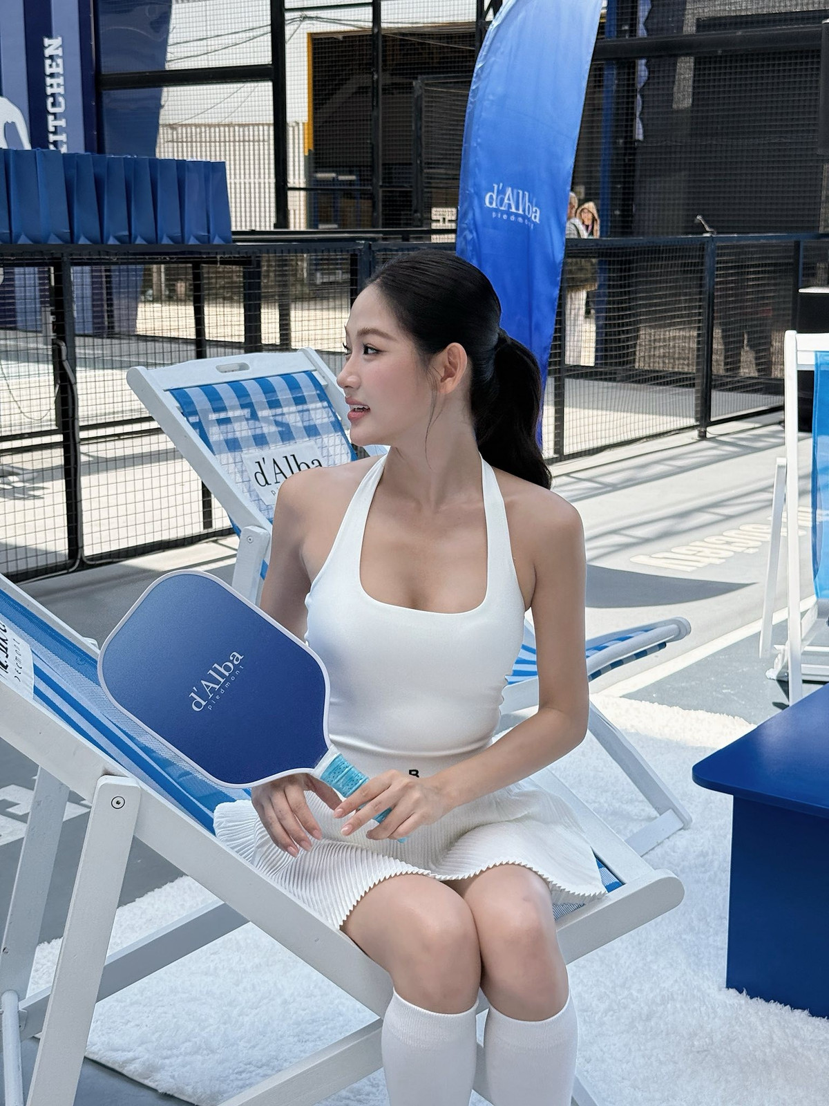 Áo tank top cổ yếm ôm sát, tôn lên bờ vai thon và vòng một quyến rũ, khỏe khoắn. (Ảnh: FBNV)