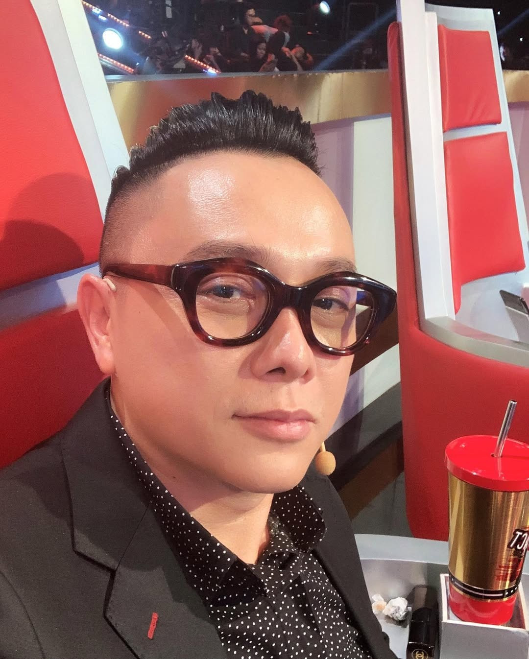 Từ những bộ sưu tập đầu tay đầy cá tính như "Máu", "Tay kéo mộng du", "Loài hoa bất tử", Công Trí đã nhanh chóng khẳng định mình là một trong những nhà thiết kế tiên phong theo đuổi dòng thời trang cao cấp tại Việt Nam.