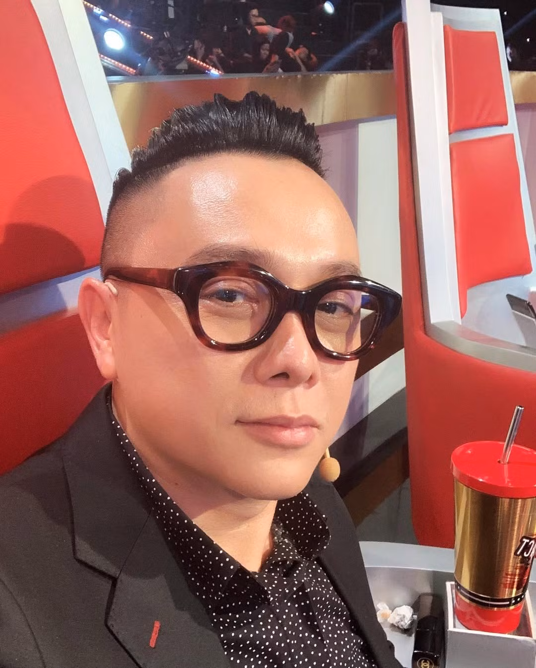 Từ những bộ sưu tập đầu tay đầy cá tính như "Máu", "Tay kéo mộng du", "Loài hoa bất tử", Công Trí đã nhanh chóng khẳng định mình là một trong những nhà thiết kế tiên phong theo đuổi dòng thời trang cao cấp tại Việt Nam.