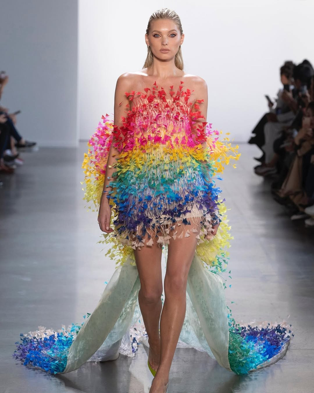 Từ năm 2021 đến năm 2023, các thành viên Blackpink như Rosé và Lisa cũng gây chú ý trong giới truyền thông và khán giả yêu thời trang khi chọn thiết kế của nhà mốt Việt Nam trong các sự kiện biểu diễn, ghi hình MV.