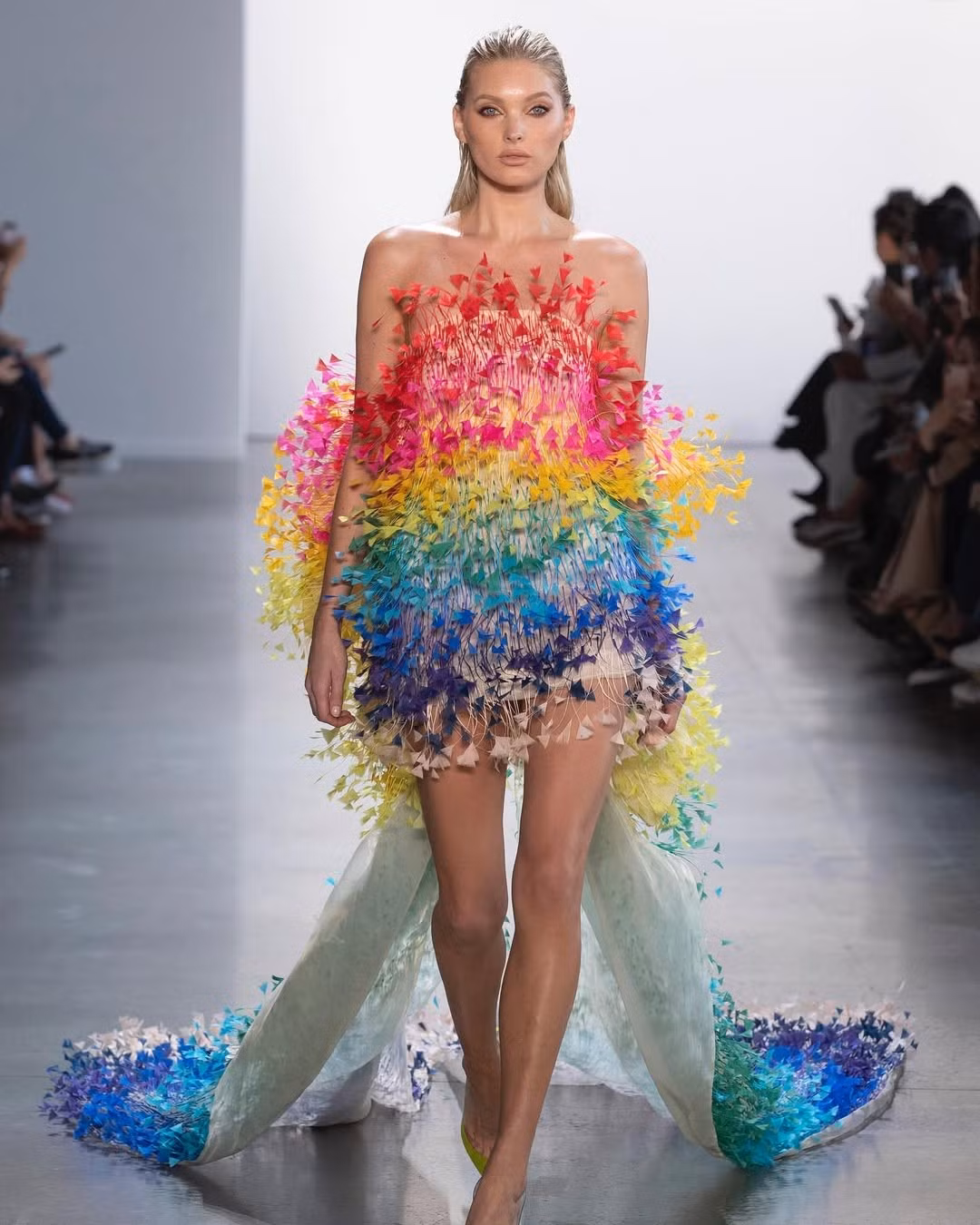 Từ năm 2021 đến năm 2023, các thành viên Blackpink như Rosé và Lisa cũng gây chú ý trong giới truyền thông và khán giả yêu thời trang khi chọn thiết kế của nhà mốt Việt Nam trong các sự kiện biểu diễn, ghi hình MV.