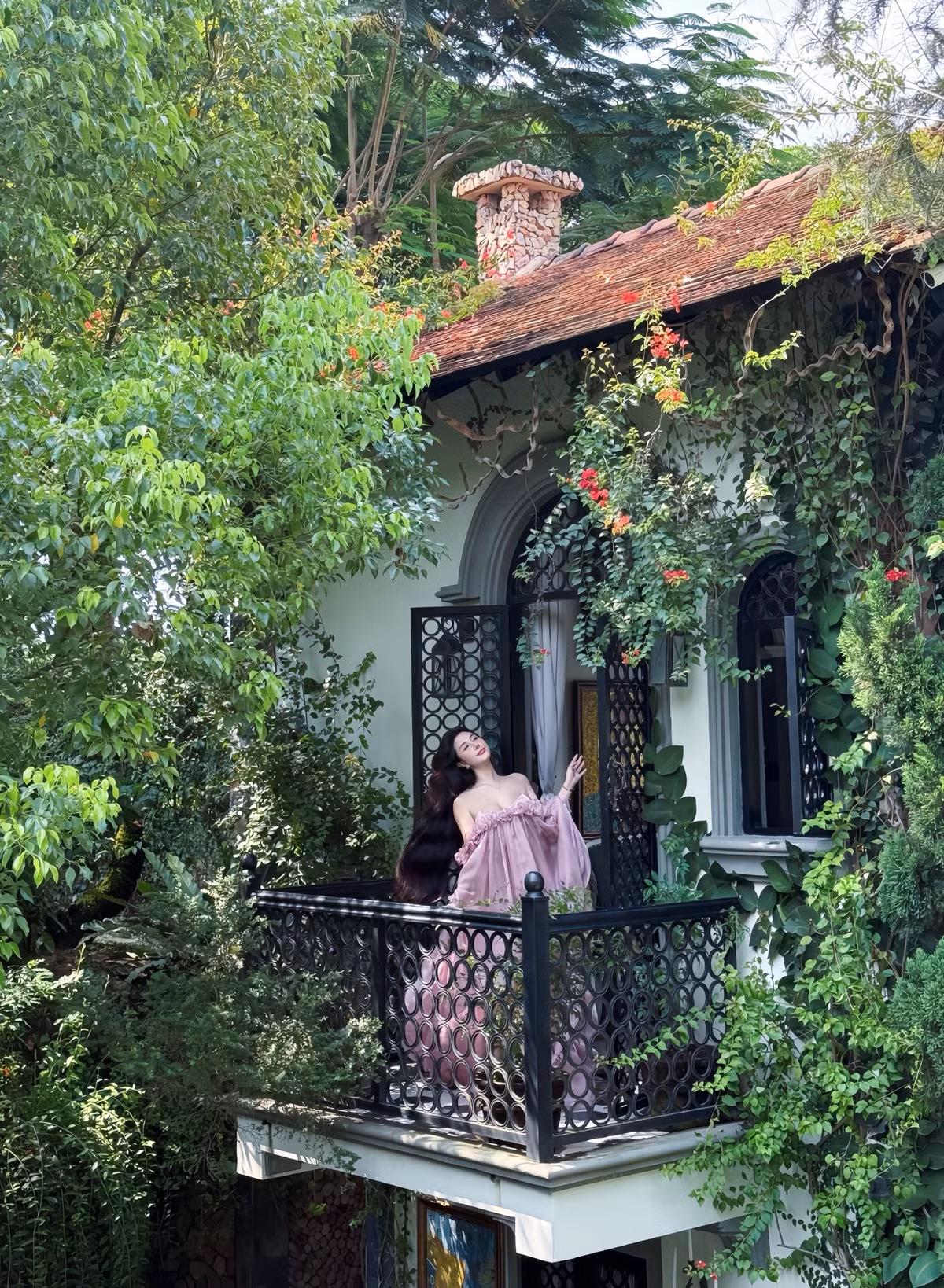 Điểm nhấn của bộ ảnh chính là suối tóc dài, đen mượt và óng ả của Võ Ngọc Trân. Mái tóc buông xõa tự nhiên kết hợp cùng chiếc váy hồng bồng bềnh càng tôn lên vẻ đẹp thanh thoát và mơ màng của cô. (Ảnh: IGNV)