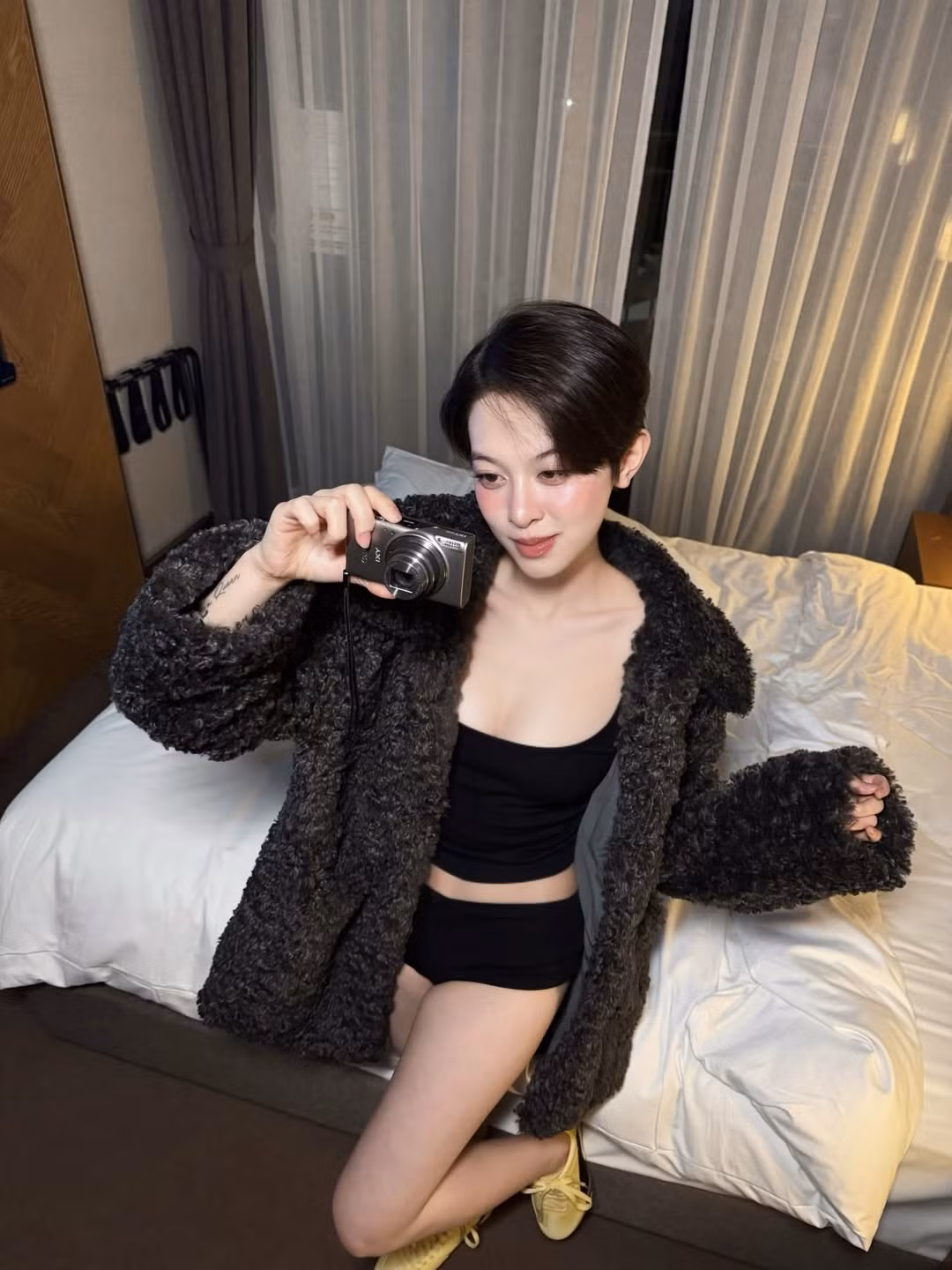 Hà My lúc thì mơ màng, lúc lại tinh nghịch cầm chiếc kem que hay nở nụ cười rạng rỡ, cho thấy một tâm hồn yêu đời và tràn đầy năng lượng trong ngày đặc biệt. (Ảnh: IGNV)