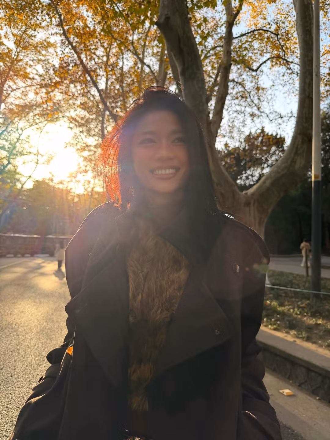 Dù là những bức ảnh chụp cận mặt, tạo dáng chạy trên bậc thang hay tạo dáng lãng mạn bên vệ đường, Bảo Ngọc luôn thể hiện được thần thái tự tin, phóng khoáng, đúng chuẩn một "IT-girl". (Ảnh: IGNV)