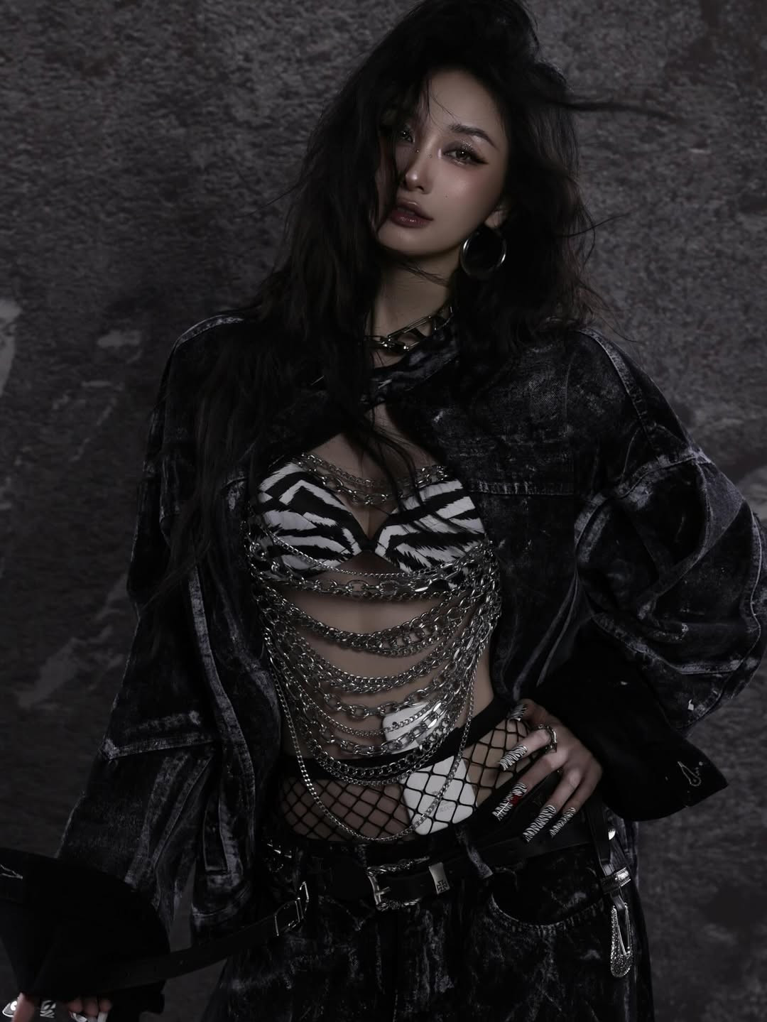 Chiếc áo khoác denim đen bạc màu cùng quần ống rộng được phối layer tinh tế, tạo nên vẻ ngoài vừa bụi bặm, vừa gợi cảm. (Ảnh: IGNV)