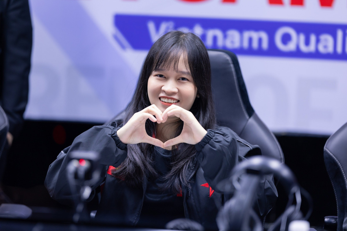 Nguyễn Diệu Linh (Nickname Nat), cô nàng đảm nhận vị trí trường giữa. Diệu Linh đảm nhận vai trò điều tiết nhịp độ trận đấu và cung cấp nguồn sát thương phép khổng lồ. Với lối chơi ổn định, chắc chắn, Diệu Linh với con tướng Lorion là "nỗi ác mộng" của đối thủ. (Ảnh: One Star Esports)