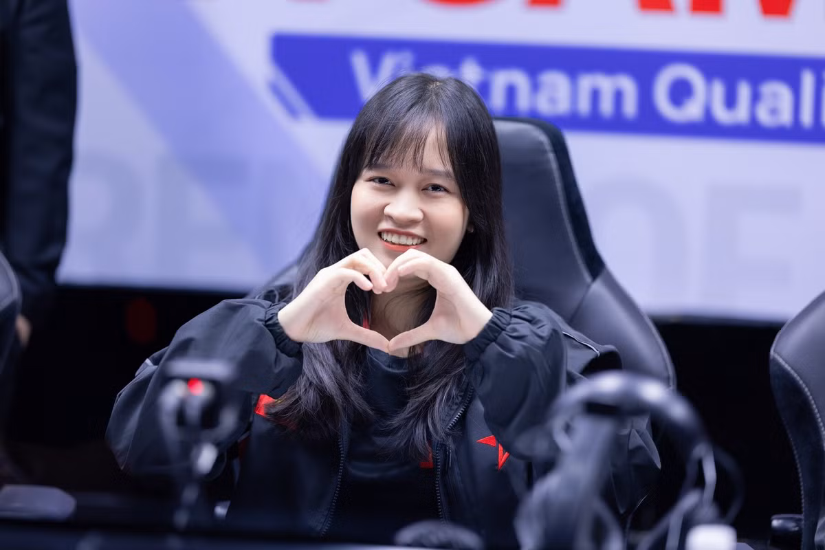 Nguyễn Diệu Linh (Nickname Nat), cô nàng đảm nhận vị trí trường giữa. Diệu Linh đảm nhận vai trò điều tiết nhịp độ trận đấu và cung cấp nguồn sát thương phép khổng lồ. Với lối chơi ổn định, chắc chắn, Diệu Linh với con tướng Lorion là "nỗi ác mộng" của đối thủ. (Ảnh: One Star Esports)