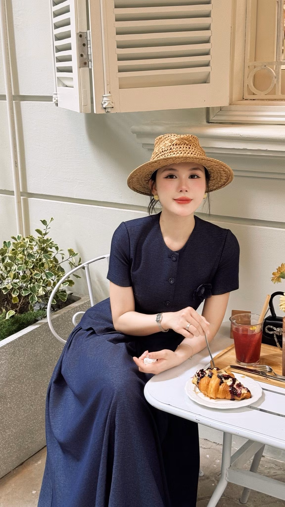 Chiếc áo kiểu dáng tối giản với hàng cúc nhỏ tinh tế cùng điểm nhấn thêu hoa nhẹ nhàng trên ngực áo, kết hợp cùng chân váy dài xòe rộng bồng bềnh, đã tạo nên một tổng thể hài hòa, tôn lên vóc dáng mảnh mai của cô. (Ảnh: FBNV)