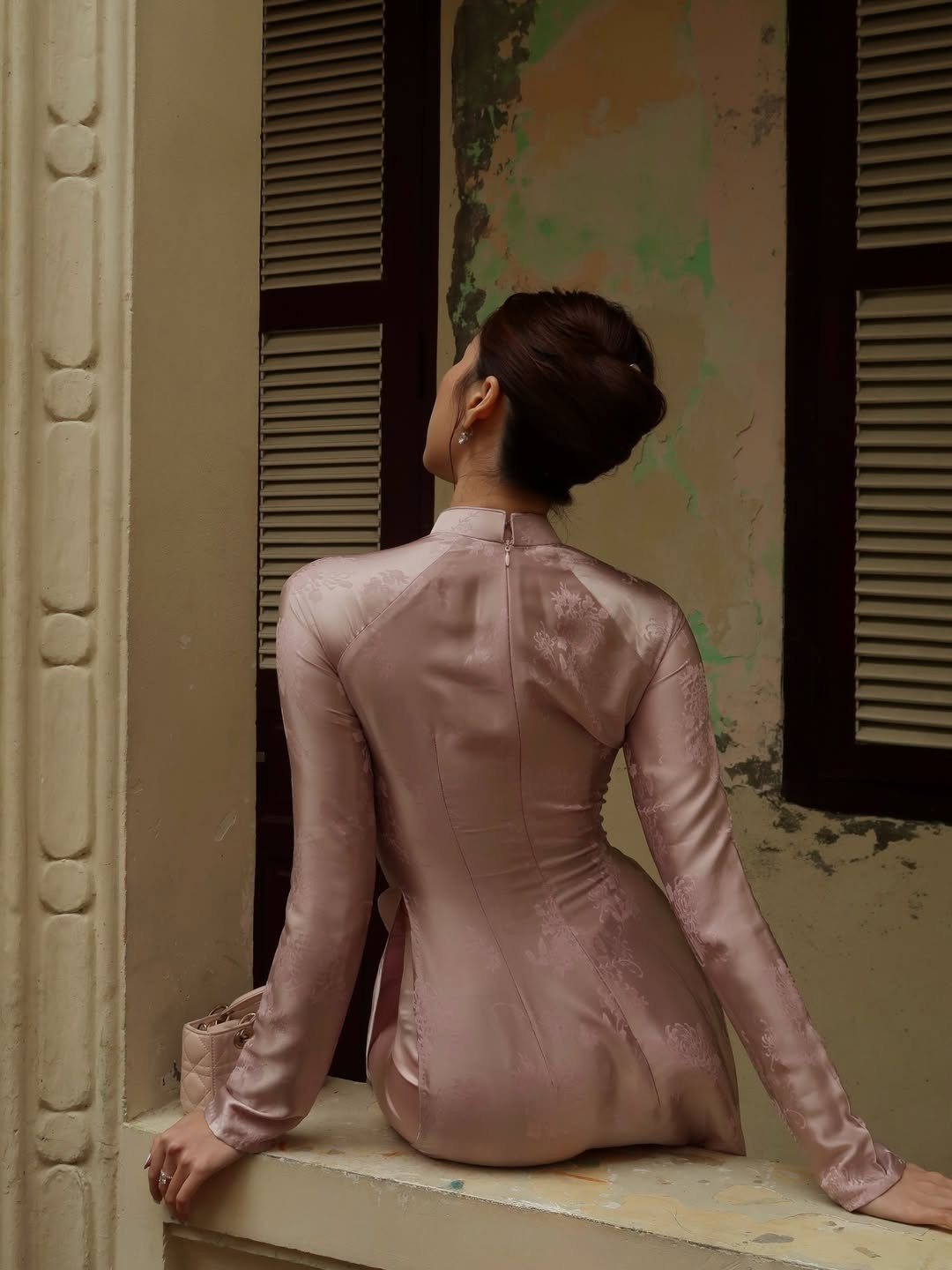 Bộ ảnh đưa người xem đi qua những địa điểm mang đậm dấu ấn thời gian: từ cửa hiệu thuốc đông y cổ kính trên phố Lãn Ông, những mảng tường vàng đặc trưng của phố cổ, cho đến không gian nội thất gỗ chạm trổ cầu kỳ với những bình hoa đào rực rỡ. (Ảnh: IGNV)