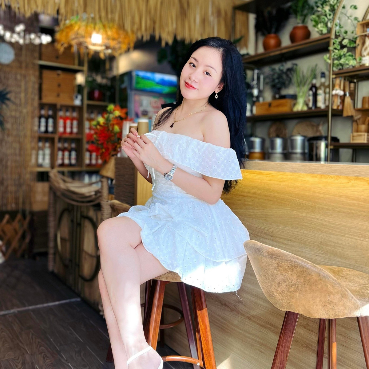 Cô chủ yếu tập trung vào lĩnh vực kinh doanh, bao gồm cả bán hàng online và kinh doanh cà phê. (Ảnh: IGNV)