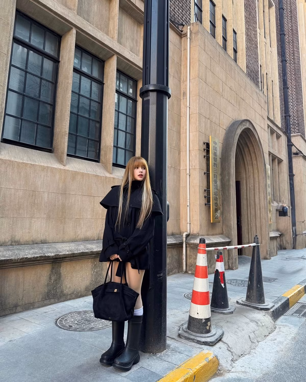 Những cú xoay người hay sải bước tự tin của Xoài Non trên đường phố Thượng Hải khiến người xem không thể rời mắt. (Ảnh: IGNV)