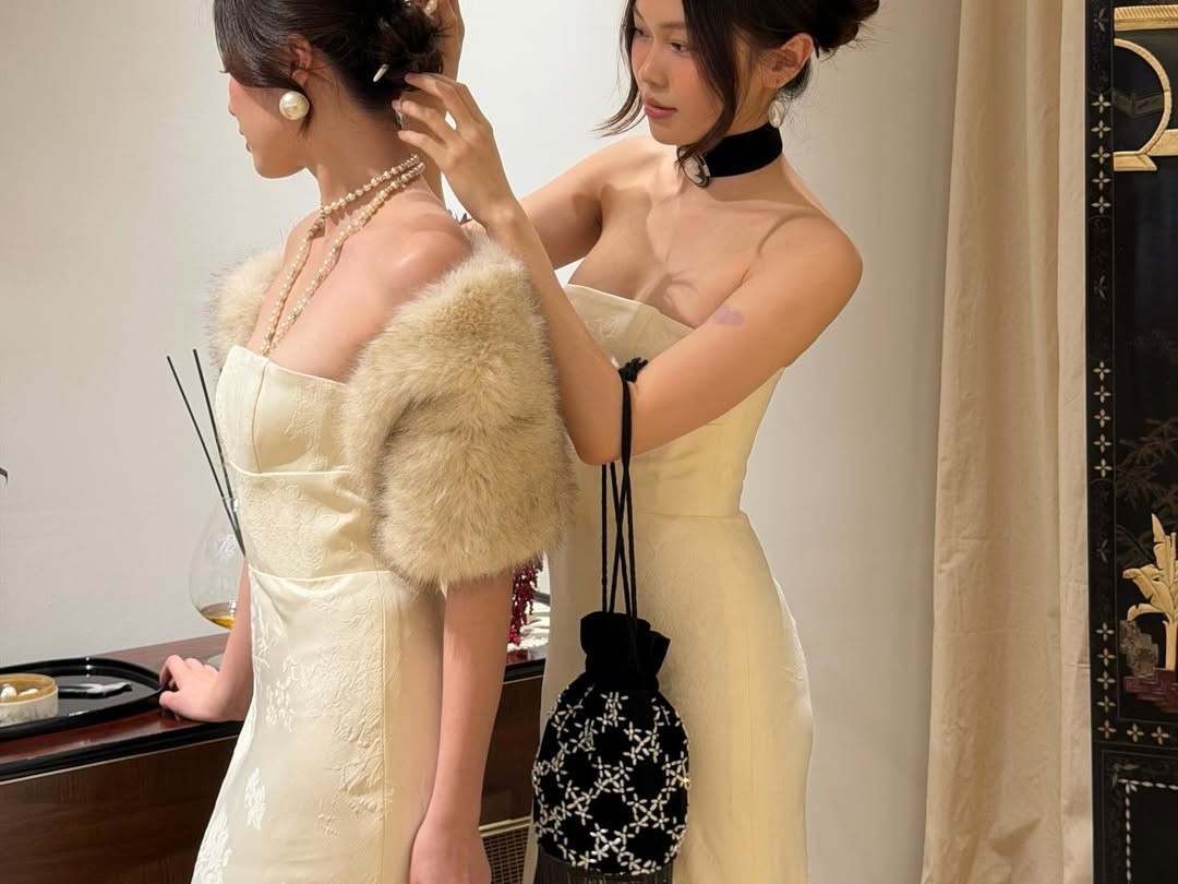 Cùng với đó, Ly Phạm lựa chọn Túi xách nhung đen thêu họa tiết, sự kết hợp màu sắc tương phản giữa trắng và đen tạo nên tổng thể hài hòa và nổi bật. (Ảnh: IGNV)