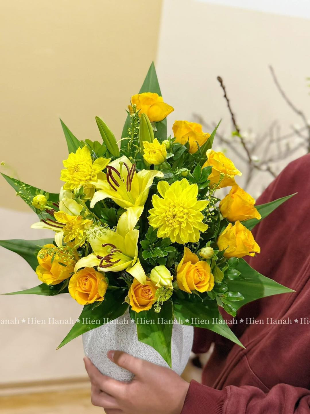 Khi ngâm xốp, nên pha thêm gói dưỡng hoa để hoa giữ độ tươi lâu hơn, không bị thối gốc, giúp bình hoa rực rỡ suốt những ngày Tết.