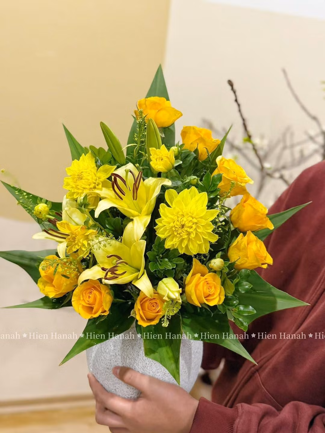 Khi ngâm xốp, nên pha thêm gói dưỡng hoa để hoa giữ độ tươi lâu hơn, không bị thối gốc, giúp bình hoa rực rỡ suốt những ngày Tết.