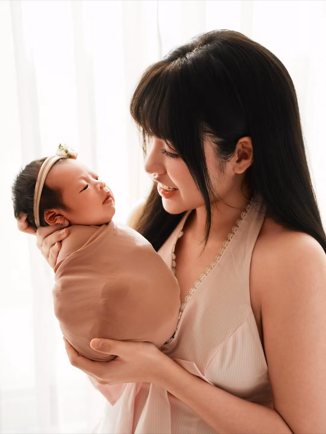 Trước đó, trong thời gian mang thai, cô cũng đã thực hiện nhiều bộ ảnh bầu nghệ thuật, khoe trọn vóc dáng thon gọn và nhan sắc ngọt ngào dù mang bầu vượt mặt. (Ảnh: IGNV)