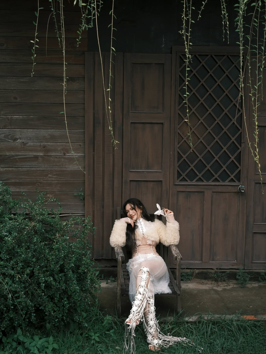 Cô nàng cũng thể hiện sự đầu tư cho bộ ảnh với nhiều outfit khác nhau. Trong những hình ảnh đầu tiên, nữ ca sĩ diện set đồ xuyên thấu, phối cùng áo khoác lông xù màu kem, tạo độ bồng bềnh, sang trọng. (Ảnh: IGNV)