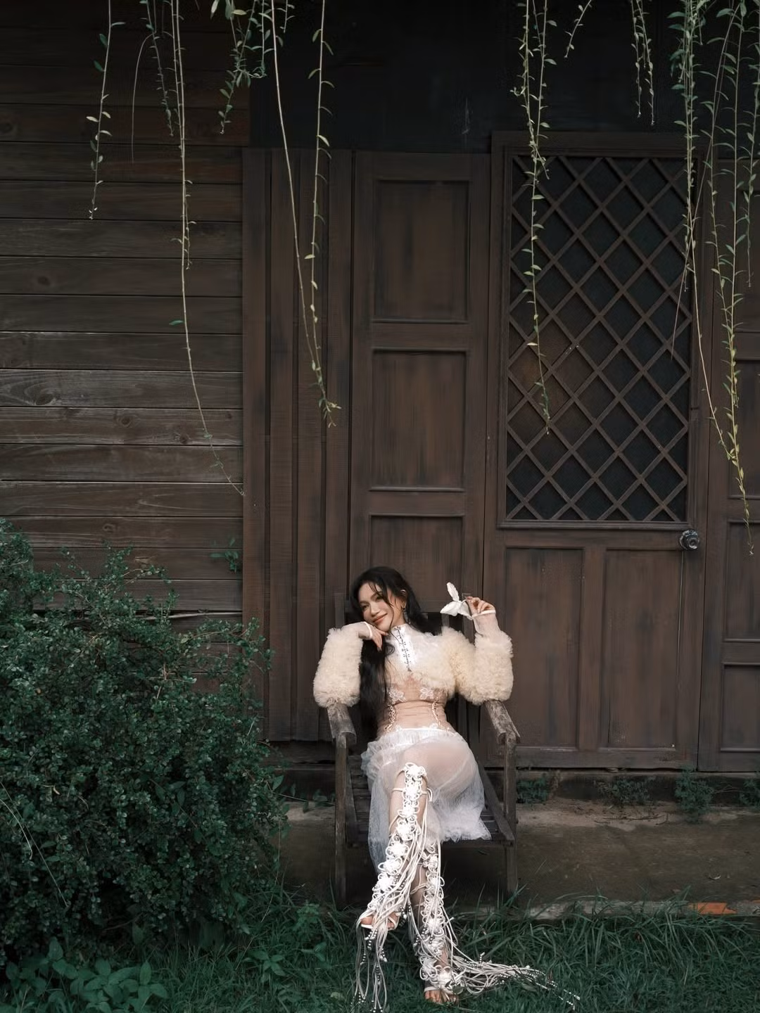 Cô nàng cũng thể hiện sự đầu tư cho bộ ảnh với nhiều outfit khác nhau. Trong những hình ảnh đầu tiên, nữ ca sĩ diện set đồ xuyên thấu, phối cùng áo khoác lông xù màu kem, tạo độ bồng bềnh, sang trọng. (Ảnh: IGNV)