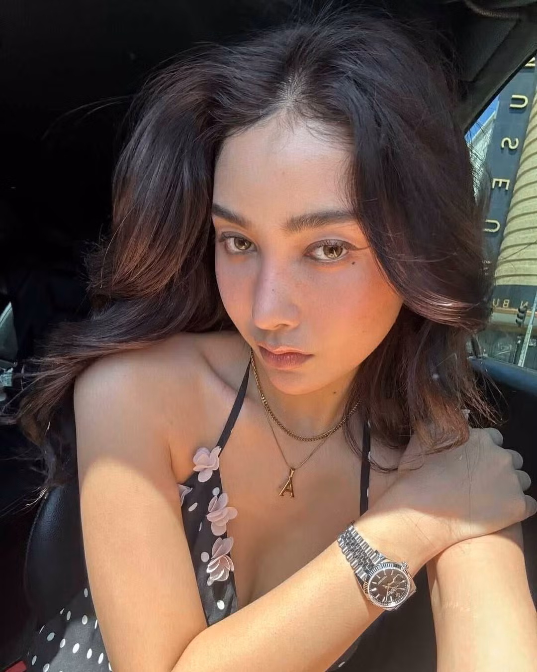 Không chỉ dừng lại ở nhan sắc, Angela Ploy còn ghi điểm nhờ khả năng biểu cảm linh hoạt và phong cách thời trang biến hóa. Từ gợi cảm, hiện đại đến thanh lịch, cổ điển – cô đều dễ dàng “cân” được mọi concept.