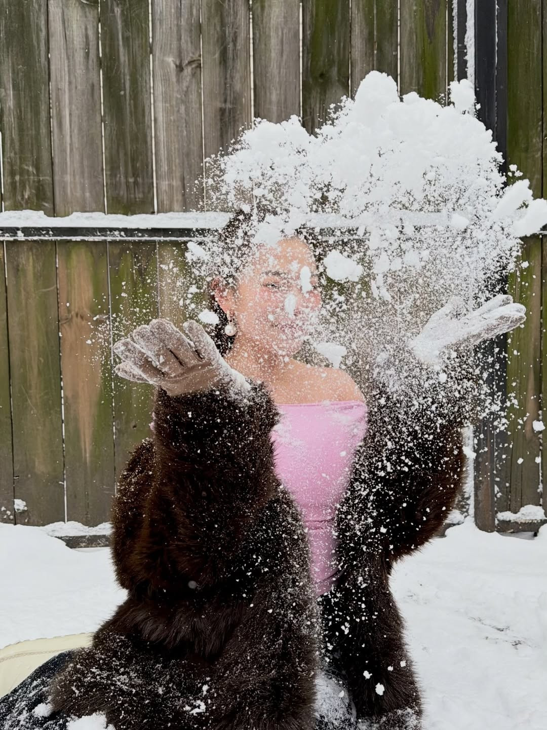 Lối phối đồ thông minh này không chỉ giúp Nguyên Newin nổi bật giữa nền tuyết trắng mà còn cho thấy tư duy thời trang nhạy bén, biến những món đồ cơ bản trở nên vô cùng thời thượng. (Ảnh: IGNV)