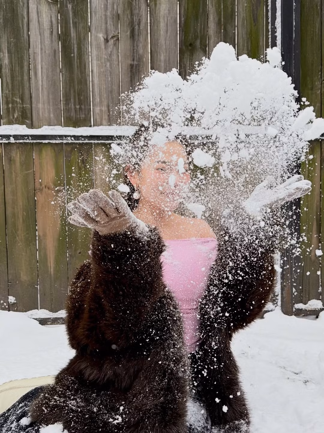 Lối phối đồ thông minh này không chỉ giúp Nguyên Newin nổi bật giữa nền tuyết trắng mà còn cho thấy tư duy thời trang nhạy bén, biến những món đồ cơ bản trở nên vô cùng thời thượng. (Ảnh: IGNV)