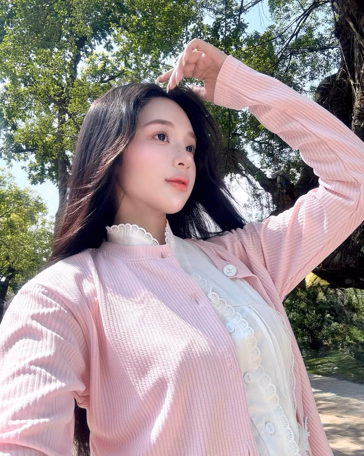 Trong loạt ảnh được đăng tải, Karty Chang diện một chiếc váy dài màu trắng tinh khôi, chất liệu ren và voan bồng bềnh, với những chi tiết bèo nhún, ren đắp tinh tế ở cổ và chân váy, tạo cảm giác nhẹ nhàng, bay bổng. (Ảnh: FBNV)