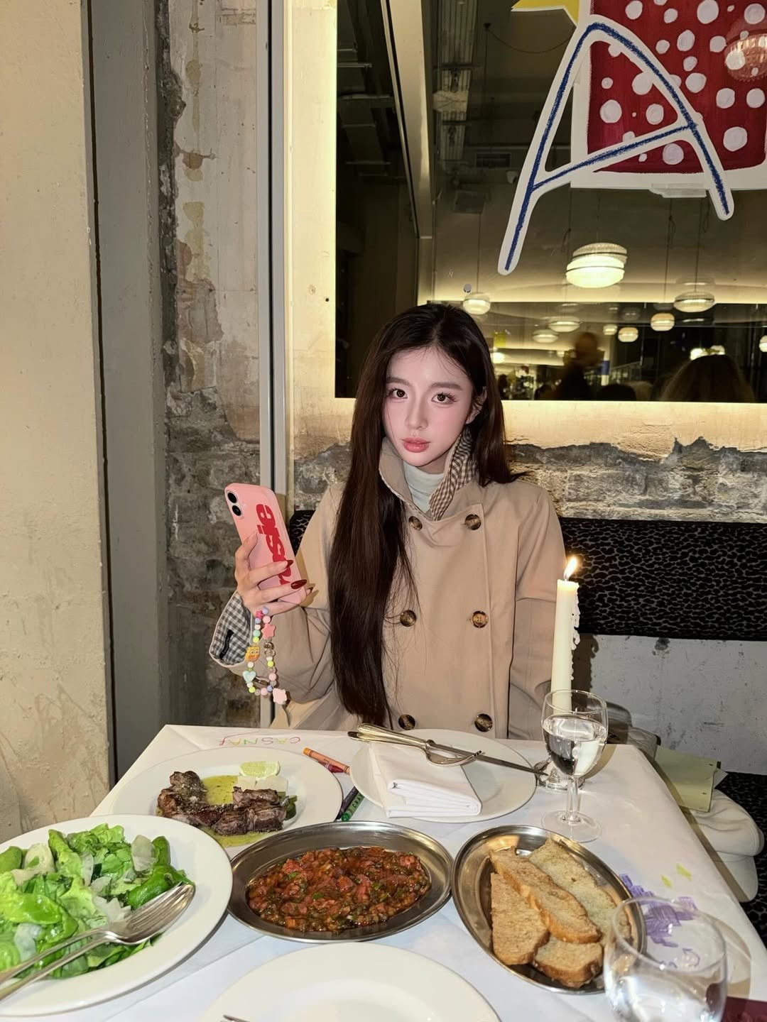 Mặc dù đang tập trung cho việc học, cô nàng vẫn thường xuyên cập nhật những hình ảnh thường nhật lên trang cá nhân, thu hút sự chú ý của người hâm mộ. (Ảnh: IG @cas.naf)