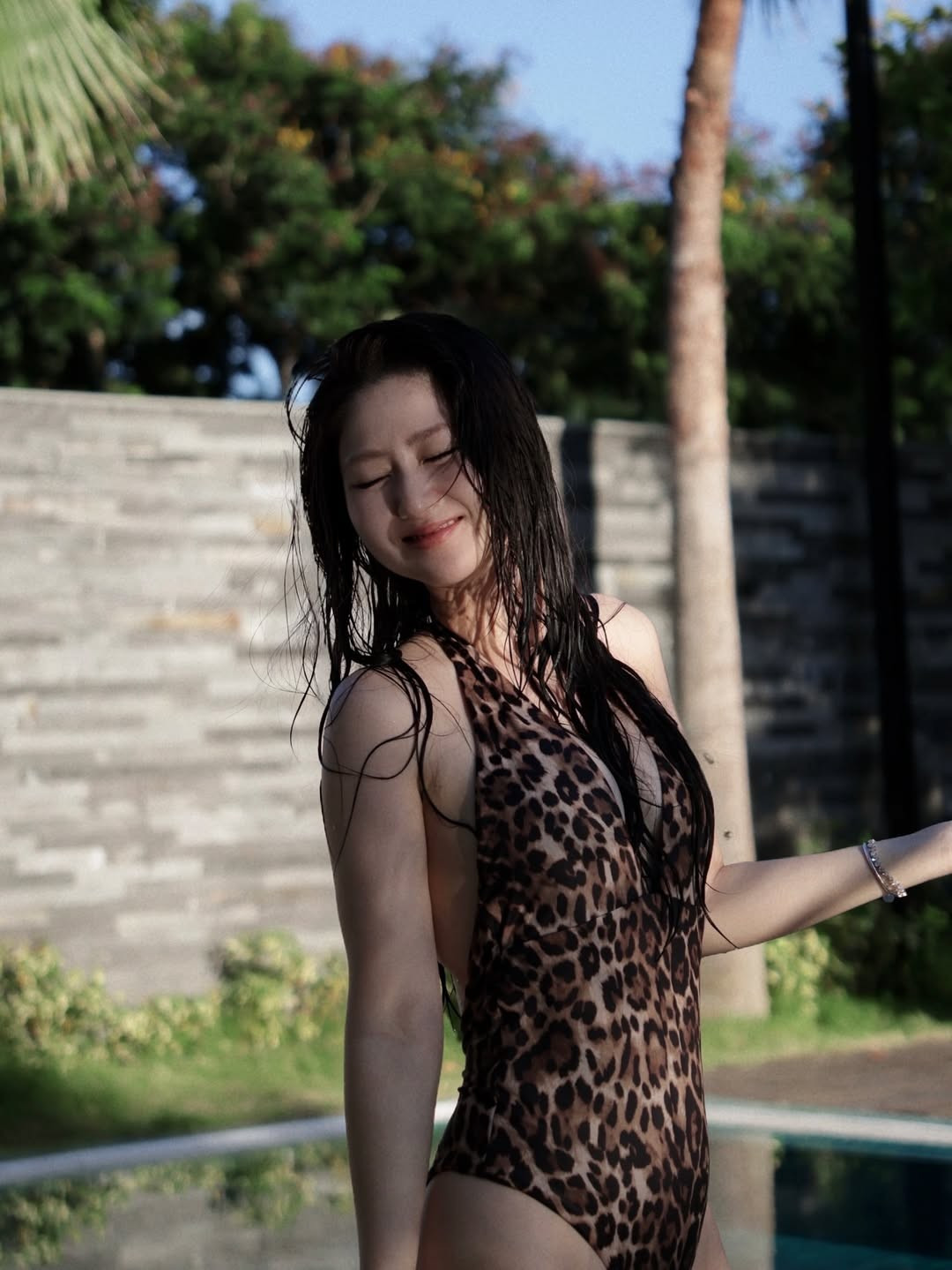 Hà My là cái tên quen thuộc trong giới rich kid Việt (hội con nhà giàu Việt Nam), cô nàng được biết đến với vẻ ngoài xinh đẹp, ngọt ngào cùng phong cách thanh lịch, kín đáo chuẩn "tiểu thư cành vàng lá ngọc". Tuy nhiên, mới đây, cô đã khiến nhiều người bất ngờ khi đăng tải loạt ảnh diện bikini đầy táo bạo trong chuyến nghỉ dưỡng của mình. (Ảnh: @hamyyng)