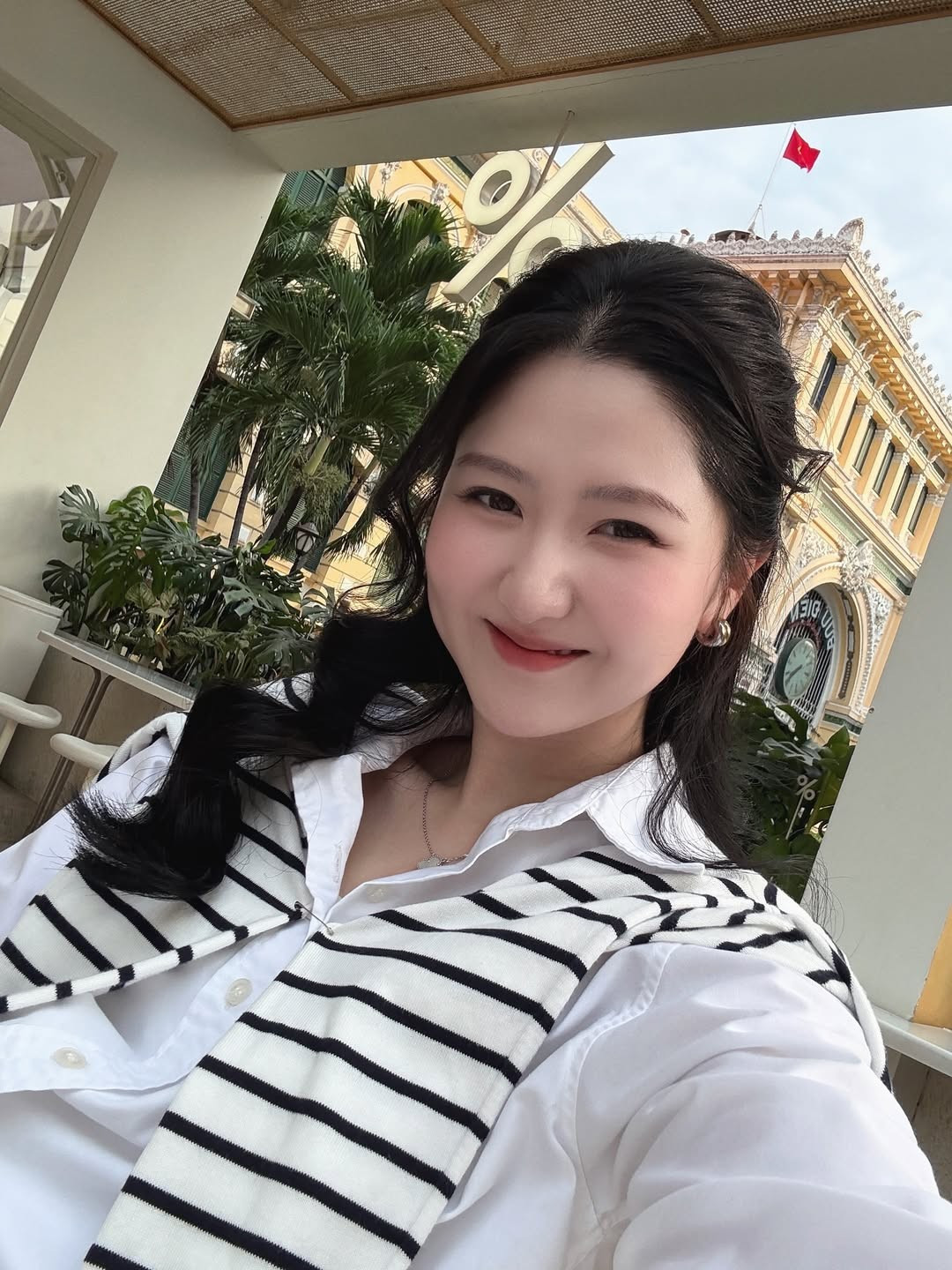 Hà My trước nay ghi điểm trong mắt netizen với visual nhẹ nhàng, thanh lịch. Cô nàng thường lựa chọn những trang phục kín đáo như áo sơ mi, váy suông giản đơn. (Ảnh: @hamyyng)