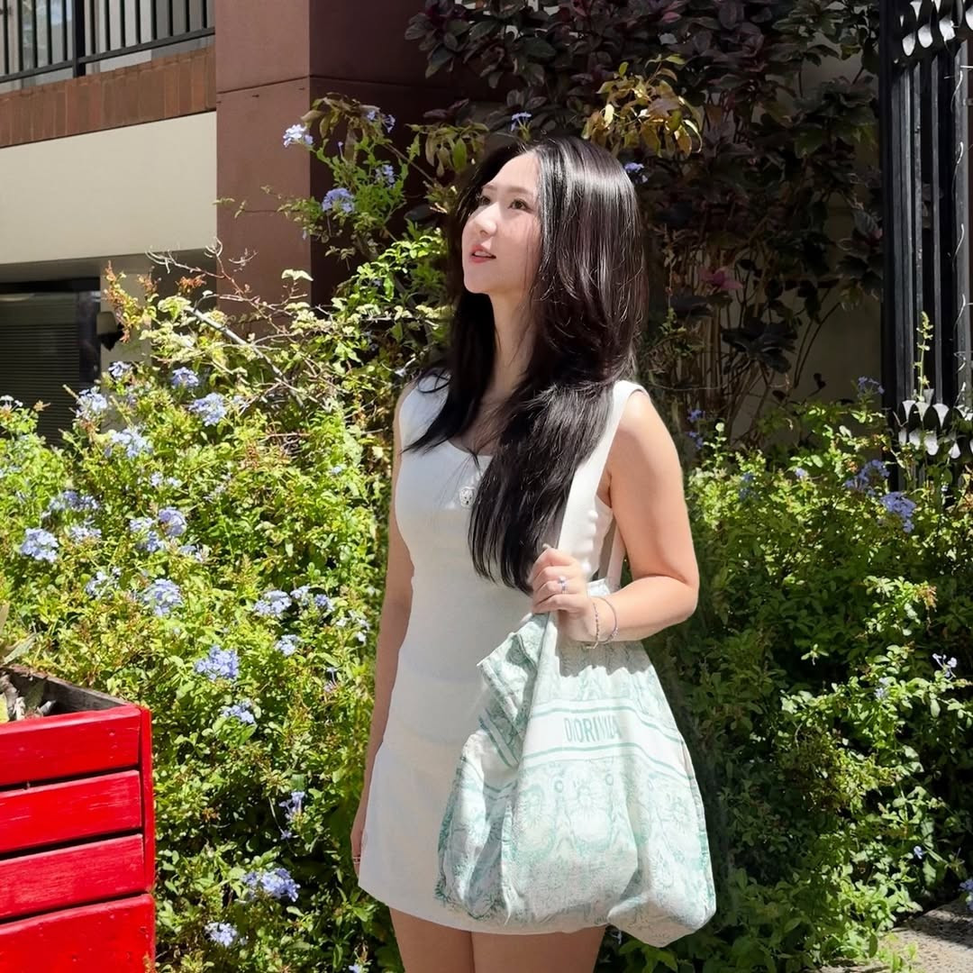 Nhiều người cho rằng nhìn Hà My có khí chất của một người con gái hoàn hảo, thùy mị khiến ai nhìn vào cũng cảm thấy sẵn sàng muốn che chở. (Ảnh: @hamyyng)