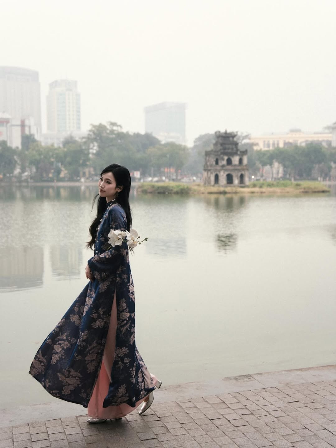 Tuy nhiên, trong bộ ảnh lần này, cô nàng đã hoàn toàn rũ bỏ vẻ ngoài dịu dàng thường nhật để hóa thân thành một quý cô sắc sảo, mang đậm hơi thở hoài cổ. Sự thay đổi 180 độ này không những không gây "khớp" mà còn giúp Minh Ngọc khẳng định khả năng biến hóa đa dạng, "cân" đẹp mọi phong cách từ hiện đại đến truyền thống. (Ảnh: IGNV)