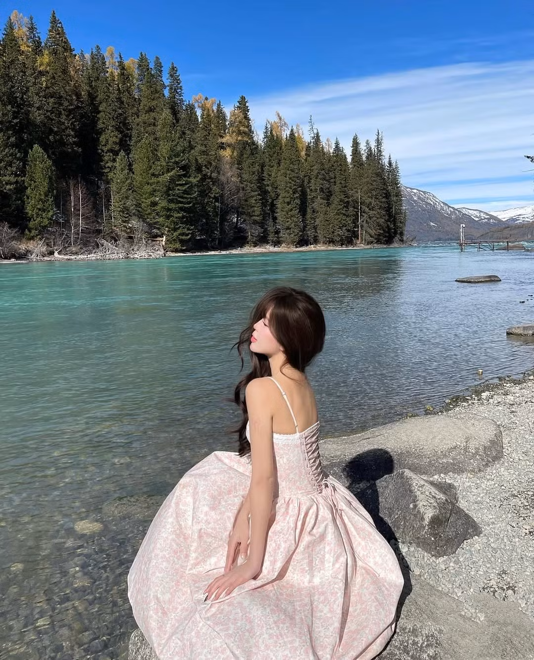 Wyn Anh đã chọn đúng thời điểm vàng để khám phá Kanas (Hồ Kanas nằm ở huyện Burqin, địa khu Altay, phía Bắc Tân Cương, Trung Quốc). Khu vực này được ca ngợi là một trong những kỳ quan thiên nhiên đẹp nhất châu Á, và danh xưng “Thụy Sĩ của phương Đông” hoàn toàn xứng đáng với cảnh sắc nơi đây. (Ảnh: IGNV)