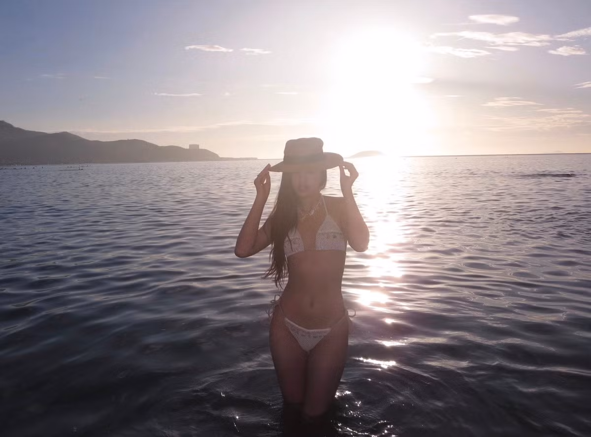 Mới đây, cô nàng vừa đăng tải loạt ảnh diện bikini phô diễn trọn vẹn vóc dáng chuẩn không cần chỉnh cùng thần thái cuốn hút, đẳng cấp. (Ảnh: FBNV)