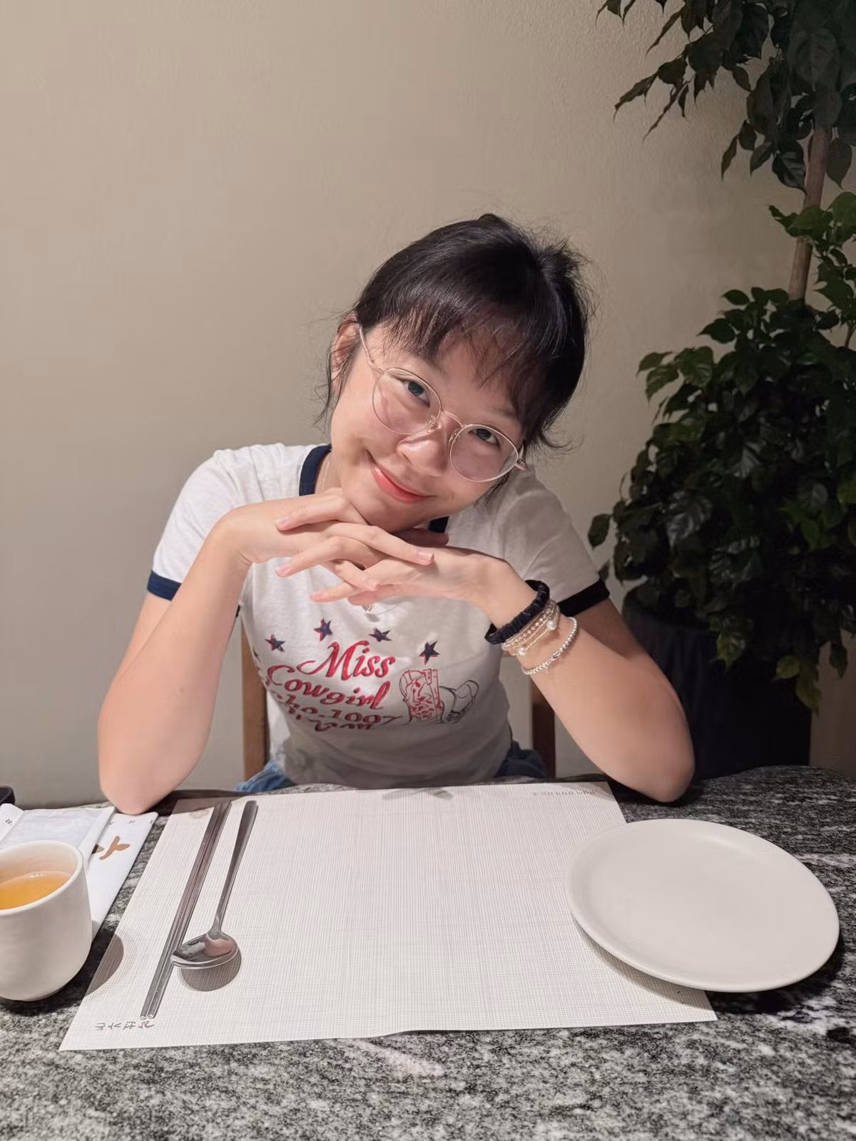 Diệp Chi từng chia sẻ: "Mẹ lớn lên cùng những sở thích, cảm xúc của em" và "Em nên lúc nào cũng thấy mình lí lắc, yêu đời, ít khi chệch nhịp hay lạc lối khi song hành cùng những sở thích, cảm xúc của em". Cô luôn tạo điều kiện để con phát triển đúng đam mê, sở thích và sẵn sàng lắng nghe, tâm sự cùng con.