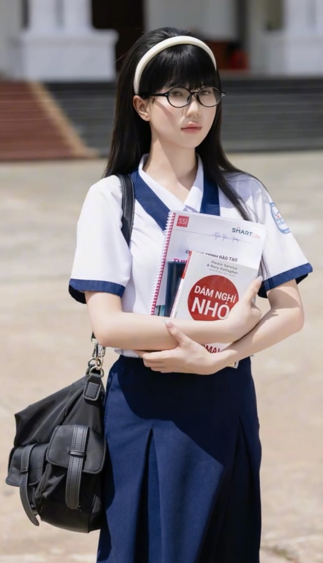 Thời gian gần đây, thay vì đóng khung mình trong hình tượng gợi cảm, Ngọc Trinh thường xuyên thay đổi bản thân khi thử sức với nhiều phong cách khác nhau. Trong bộ ảnh mới đây, "nữ hoàng nội y" hóa thân thành cô nữ sinh ngây thơ, trong sáng.