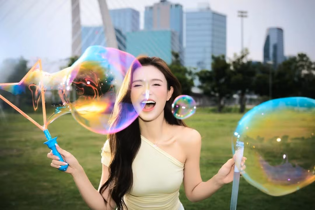 Trào lưu chụp ảnh bong bóng bắt nguồn từ khoảnh khắc xuất thần của Martin - trưởng nhóm CORTIS. Chỉ với một tấm ảnh Polaroid chụp vội giữa những vòng bong bóng ngũ sắc, nam idol đã tạo nên một bức ảnh viral khắp cõi mạng. Ngay lập tức, giới trẻ châu Á từ Hàn, Trung đến Việt đã rần rần học theo cách căn góc, bắt sáng để có được những khung hình ảo diệu như vậy. (Ảnh: IGNV)