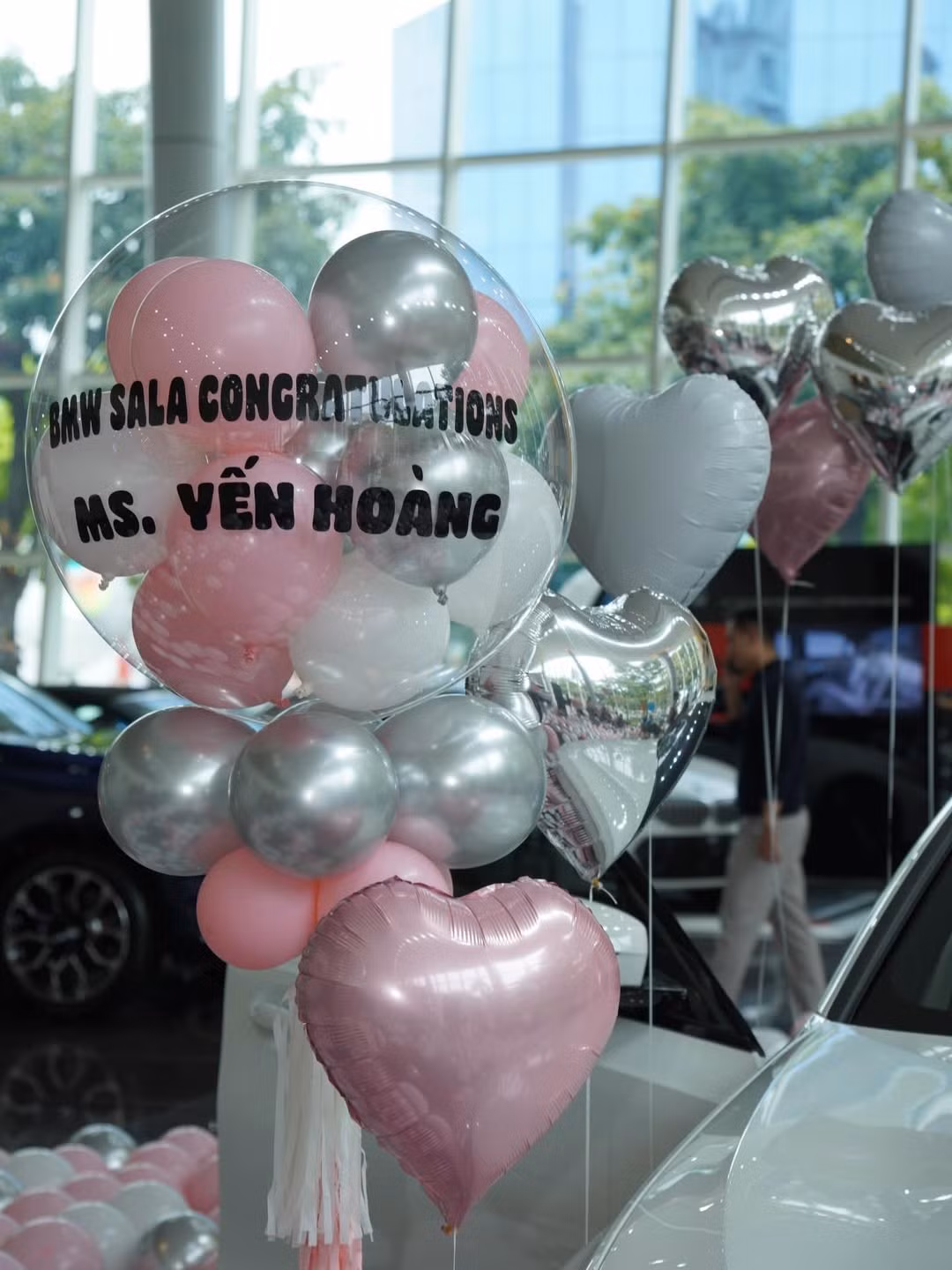 Trên trang cá nhân, Hoàng Yến đã đăng tải hình ảnh cùng chiếc xe mới và gửi gắm những lời tâm sự chân thành, xúc động: "Cảm ơn ba mẹ và những người thân yêu đã luôn ở bên, nâng đỡ và tin tưởng Yến trên từng bước đường mà Yến lựa chọn. Và cảm ơn các bạn đã luôn đồng hành, cổ vũ và trao cho Yến nguồn động lực lớn lao để Yến có được ngày hôm nay". (Ảnh: IGNV)