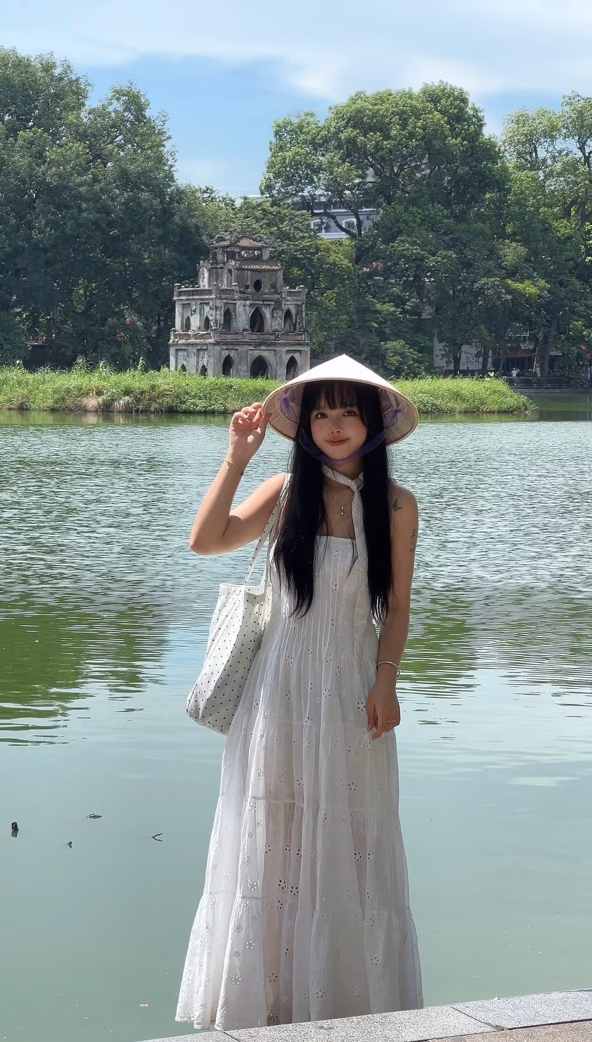 Nhiều bạn trẻ chia sẻ rằng chỉ cần đứng vào khung hình, không cần tạo dáng cầu kỳ cũng đã có ngay những bức ảnh vô cùng cuốn hút. (Ảnh: Tổng hợp)