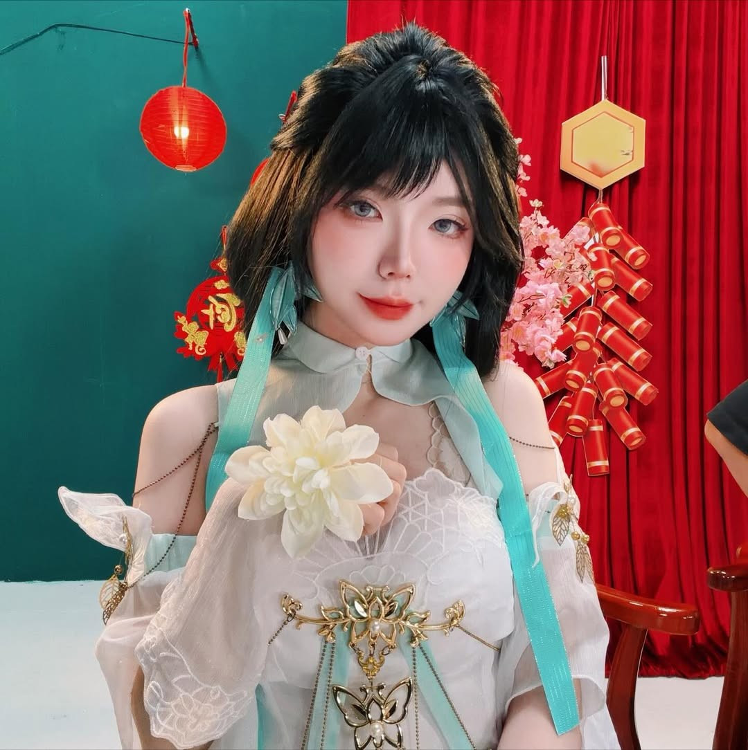 Đặc biệt, cô nàng thường xuyên để lại ấn tượng mạnh mẽ với mái tóc nhuộm các tông màu sáng và thời trang như bạch kim, hồng, xanh rực rỡ, hiếm khi xuất hiện với màu tóc truyền thống. (Ảnh: IGNV)