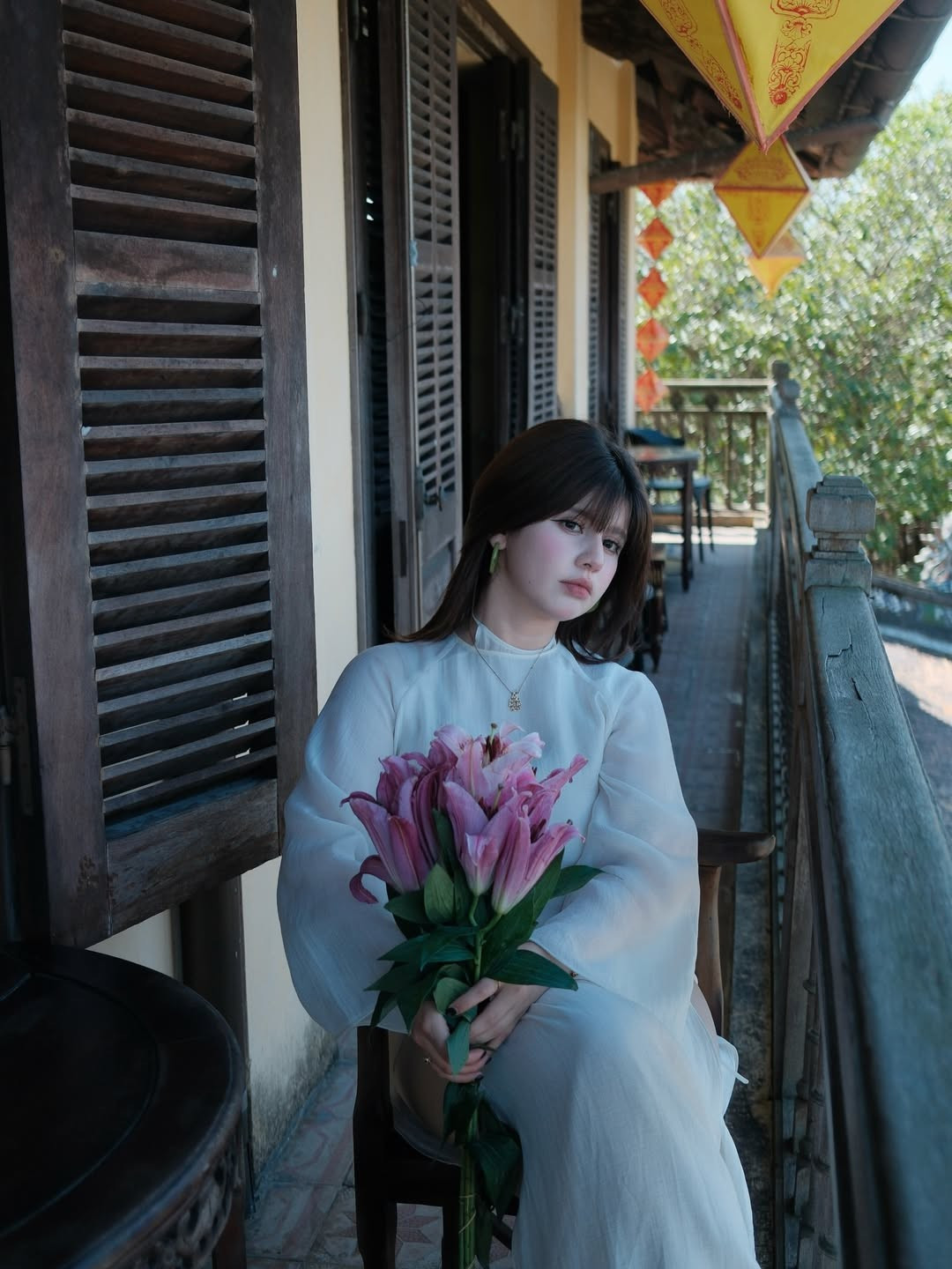 Ebra Lê (sinh năm 2001) là cái tên không còn xa lạ với giới trẻ Việt. Mang trong mình hai dòng máu Việt Nam và Thổ Nhĩ Kỳ, cô nàng sở hữu gương mặt sắc sảo với đôi mắt sâu hút hồn, sống mũi cao thanh tú nhưng vẫn giữ được nét phúc hậu, dịu dàng của người con gái Á Đông. (Ảnh: IGNV)