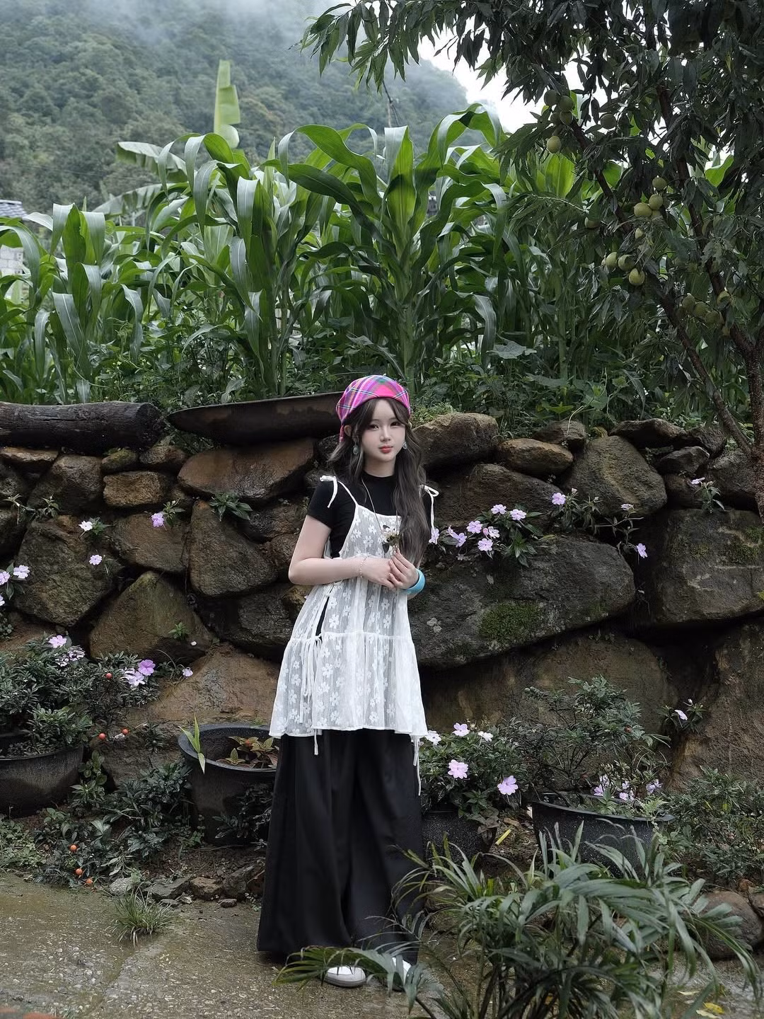 Bối cảnh những ngôi nhà gỗ giản dị, những con đường mòn quen thuộc và sườn núi mờ sương phía xa đã góp phần làm tăng thêm sự lãng mạn và bình yên cho bộ ảnh.