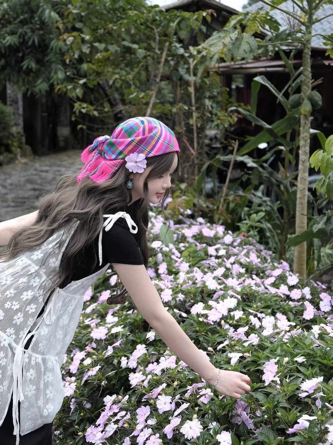 Mái tóc xoăn nhẹ bồng bềnh cùng lối trang điểm tự nhiên càng làm tôn lên gương mặt thanh tú, đôi mắt to tròn và làn da trắng mịn của Nguyễn Hạnh.