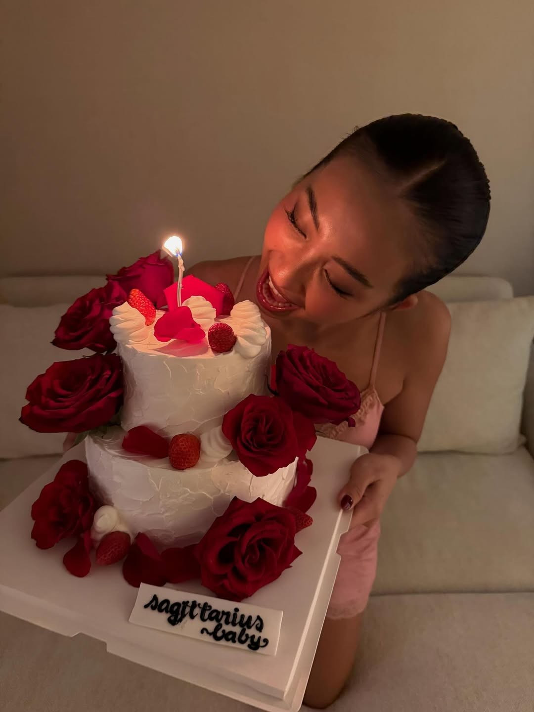 Khánh Huyền không ngần ngại tạo những dáng vẻ tinh nghịch, từ ánh mắt mơ màng gợi cảm đến khoảnh khắc nếm kem bánh đầy phóng khoáng, tạo nên một tổng thể vừa hoang dại, vừa cuốn hút. (Ảnh: IGNV)