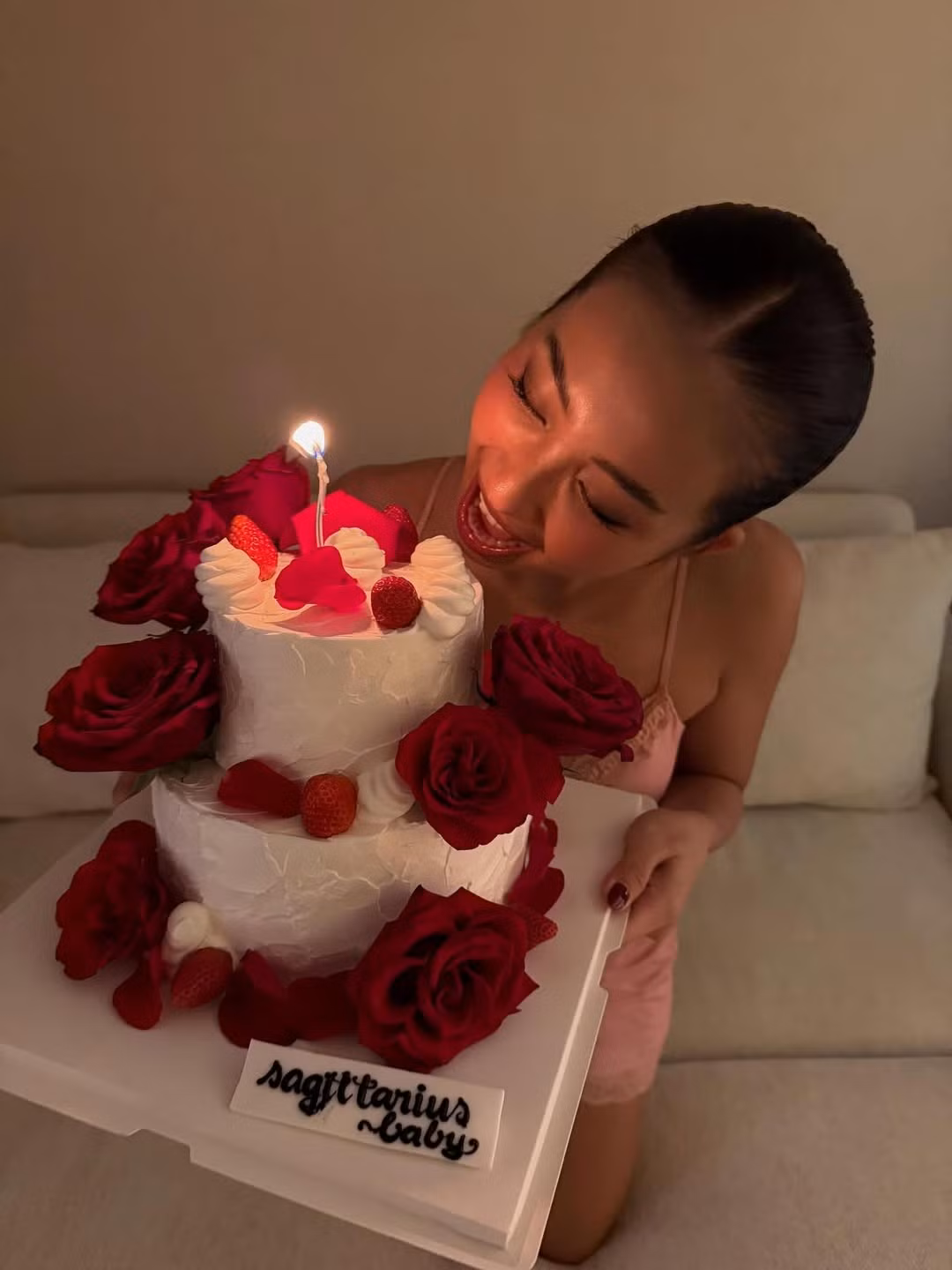 Khánh Huyền không ngần ngại tạo những dáng vẻ tinh nghịch, từ ánh mắt mơ màng gợi cảm đến khoảnh khắc nếm kem bánh đầy phóng khoáng, tạo nên một tổng thể vừa hoang dại, vừa cuốn hút. (Ảnh: IGNV)