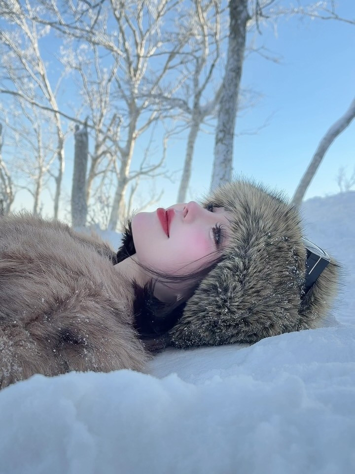 Cô nàng kết hợp cùng chiếc áo khoác lông thú màu nâu be sang trọng, găng tay da màu đỏ burgundy nổi bật và chiếc mũ lông Mông Cổ ngọt ngào, tạo nên tổng thể vừa giữ ấm tuyệt đối lại vừa đậm chất thời trang cao cấp. (Ảnh: IGNV)