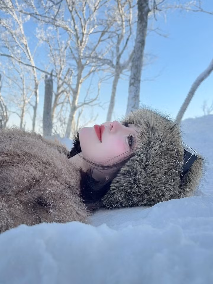 Cô nàng kết hợp cùng chiếc áo khoác lông thú màu nâu be sang trọng, găng tay da màu đỏ burgundy nổi bật và chiếc mũ lông Mông Cổ ngọt ngào, tạo nên tổng thể vừa giữ ấm tuyệt đối lại vừa đậm chất thời trang cao cấp. (Ảnh: IGNV)