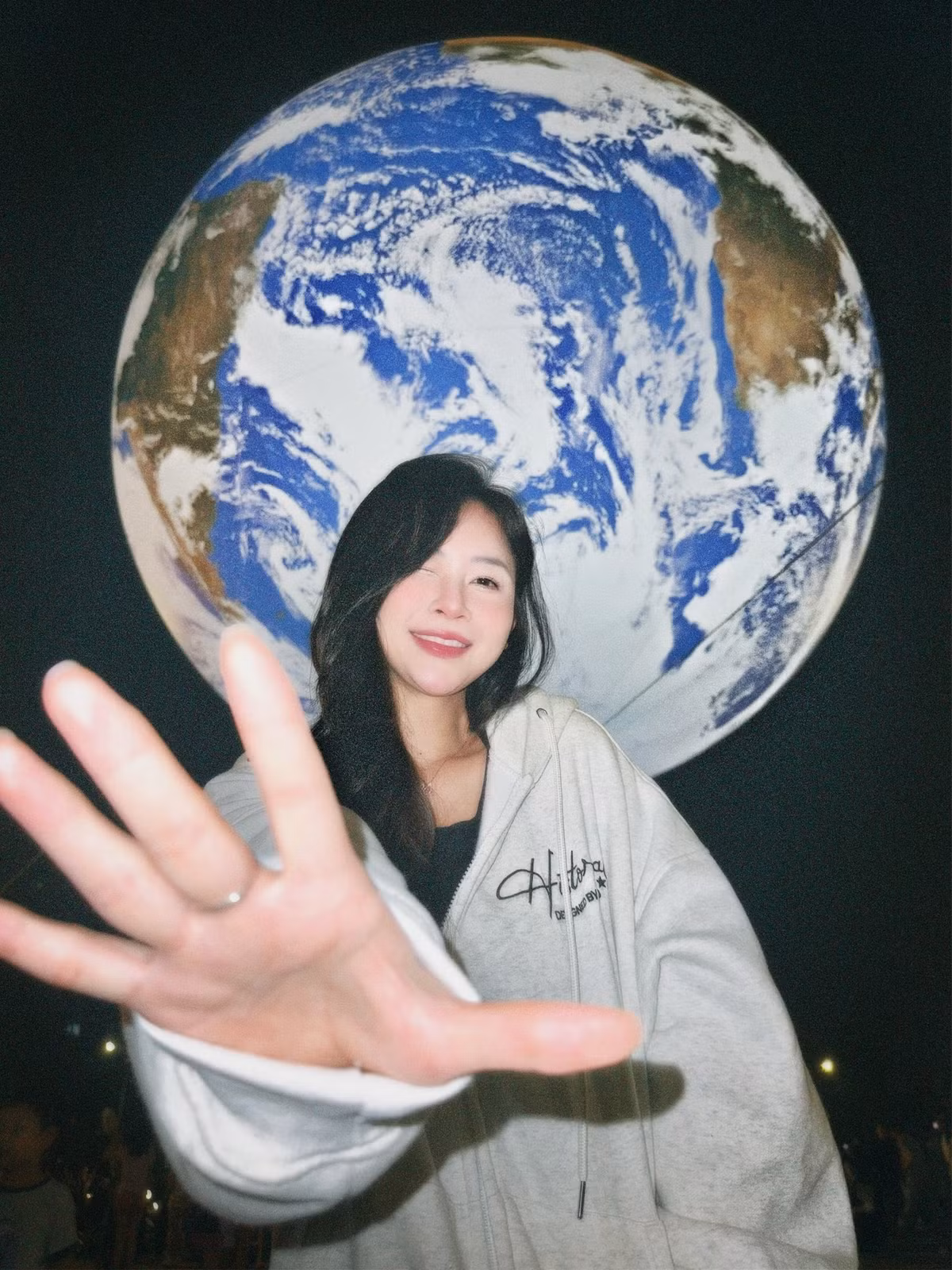 Mới đây, một mô hình “Trái Đất thu nhỏ” có đường kính 7m được treo lơ lửng tại vườn hoa Lạc Long Quân (gần ngã tư Lạc Long Quân - Nguyễn Hoàng Tôn), thu hút đông đảo người dân đến xem và chụp ảnh check-in. (Ảnh: Lê Chi)