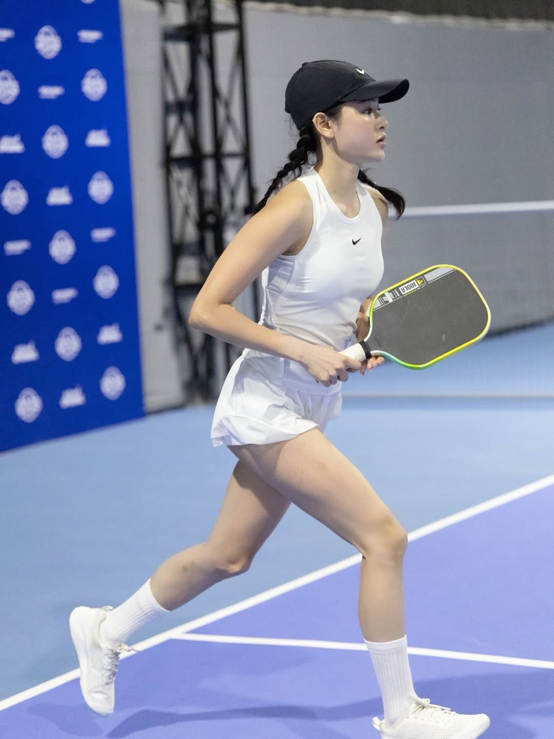 Những khoảnh khắc cô nàng tập trung trên sân bóng, mái tóc tết hai bên dưới chiếc mũ lưỡi trai trắng tạo nên hình ảnh một "hot girl sân tập" vừa ngọt ngào vừa năng động. (Ảnh: IGNV)