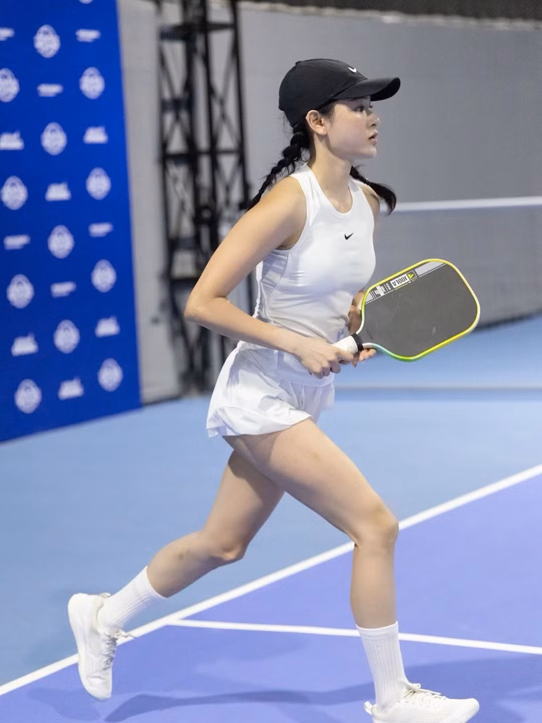 Những khoảnh khắc cô nàng tập trung trên sân bóng, mái tóc tết hai bên dưới chiếc mũ lưỡi trai trắng tạo nên hình ảnh một "hot girl sân tập" vừa ngọt ngào vừa năng động. (Ảnh: IGNV)