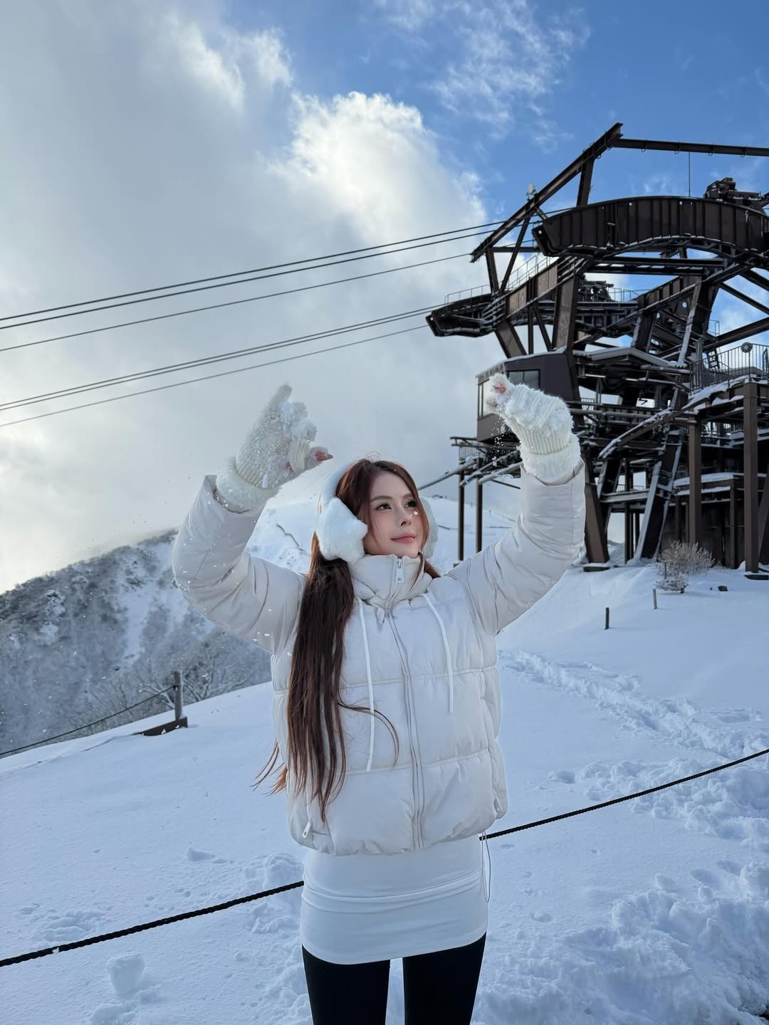 Sự kết hợp giữa sắc trắng của trang phục và màu tuyết tinh khiết đã tạo nên những khung hình với sự hòa trộn màu sắc tuyệt vời, tôn lên làn da trắng hồng và nụ cười rạng rỡ của cô nàng.(Ảnh: IGNV)